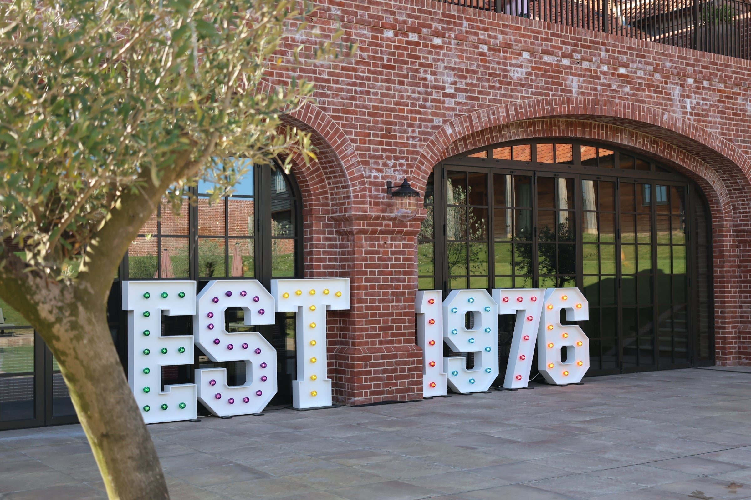 Multicoloured Light-Up Letters: The Boldest Trend of Summer 2026